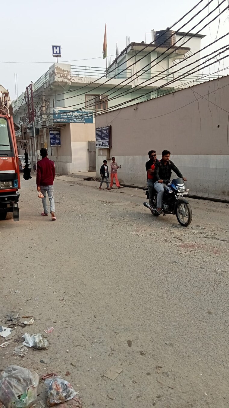  Parking, sector 72 3 Bedroom 1600 Sq.Ft. Builder Floor In Sector 72 Noida 9518955