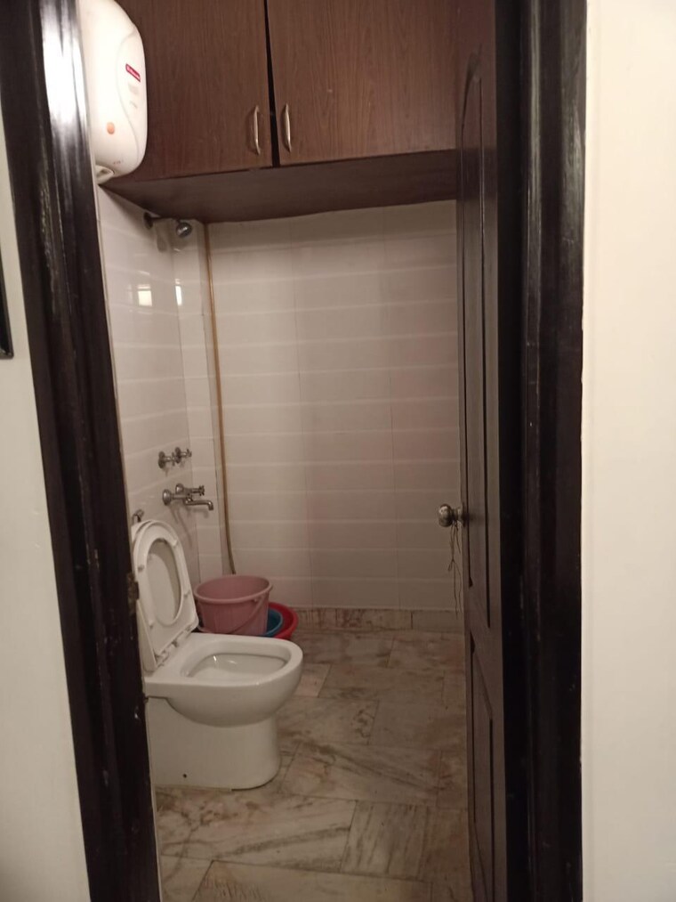 Bathroom, greater kailash ii 4 Bedroom 331 Sq.Mt. Builder Floor In Greater Kailash ii Delhi 9519289