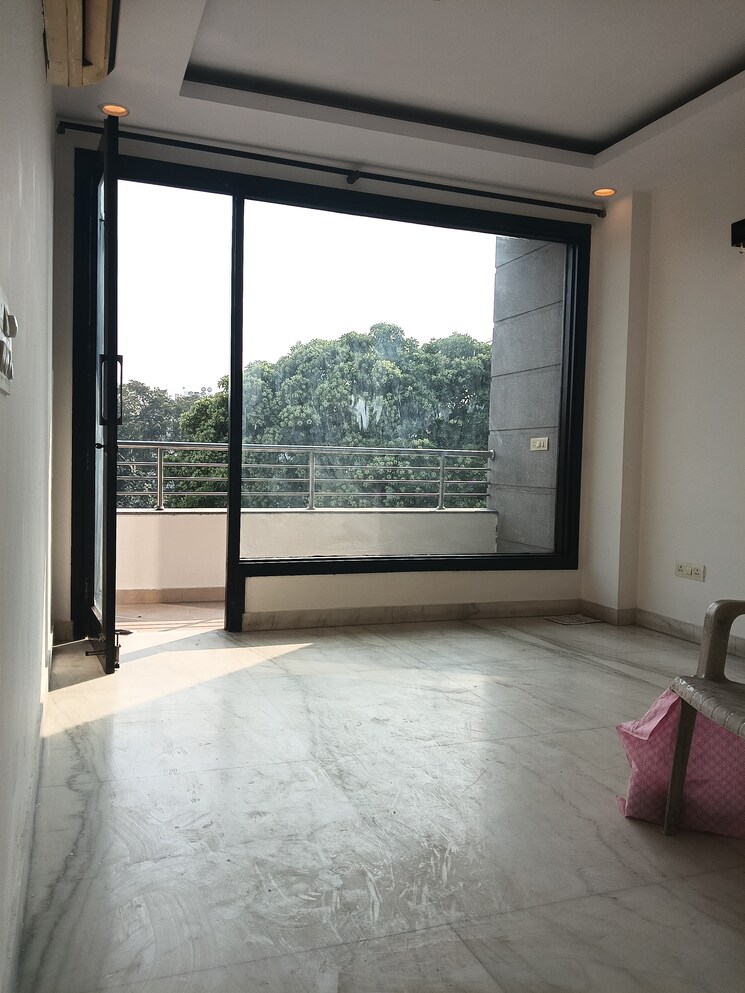 Room, east of kailash 3 Bedroom 1400 Sq.Ft. Builder Floor In East Of Kailash Delhi 9519228