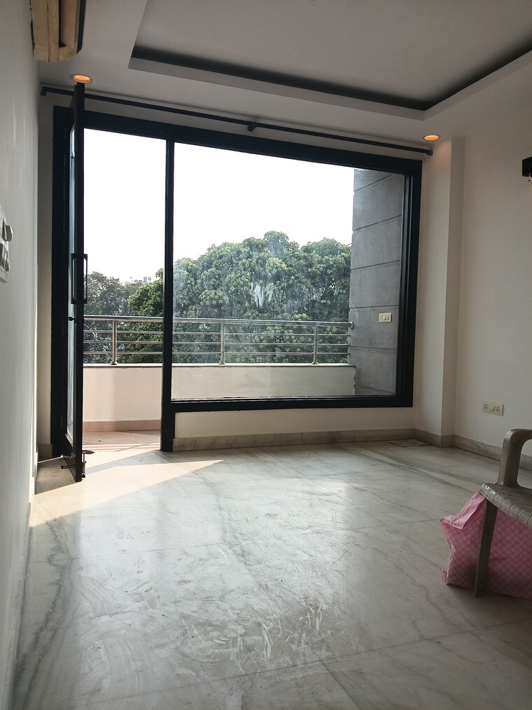 Room, east of kailash 3 Bedroom 1400 Sq.Ft. Builder Floor In East Of Kailash Delhi 9519228