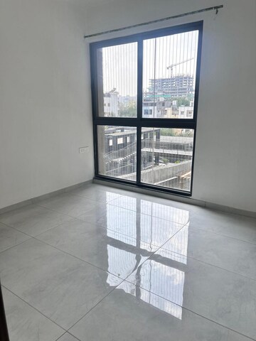 Room in 2.5 BHK Apartment at Mantra Mirari, Koregaon Park – for Rent