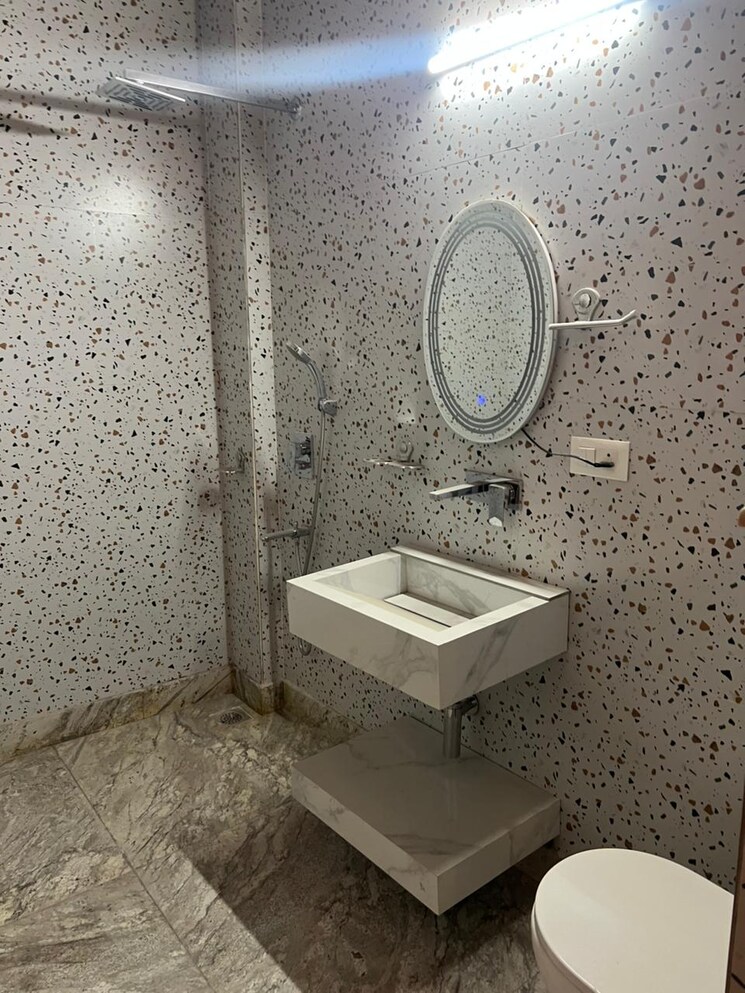 Bathroom, sukhdev vihar 3 Bedroom 3600 Sq.Ft. Builder Floor In Sukhdev Vihar Delhi 9519635