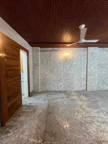 Room in 3 BHK Builder Floor at Sukhdev Vihar – for Rent