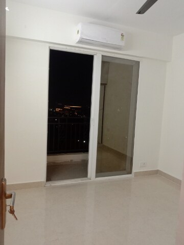 Room in 2 BHK Apartment at Signature Global Prime, Sector 63a – for Rent