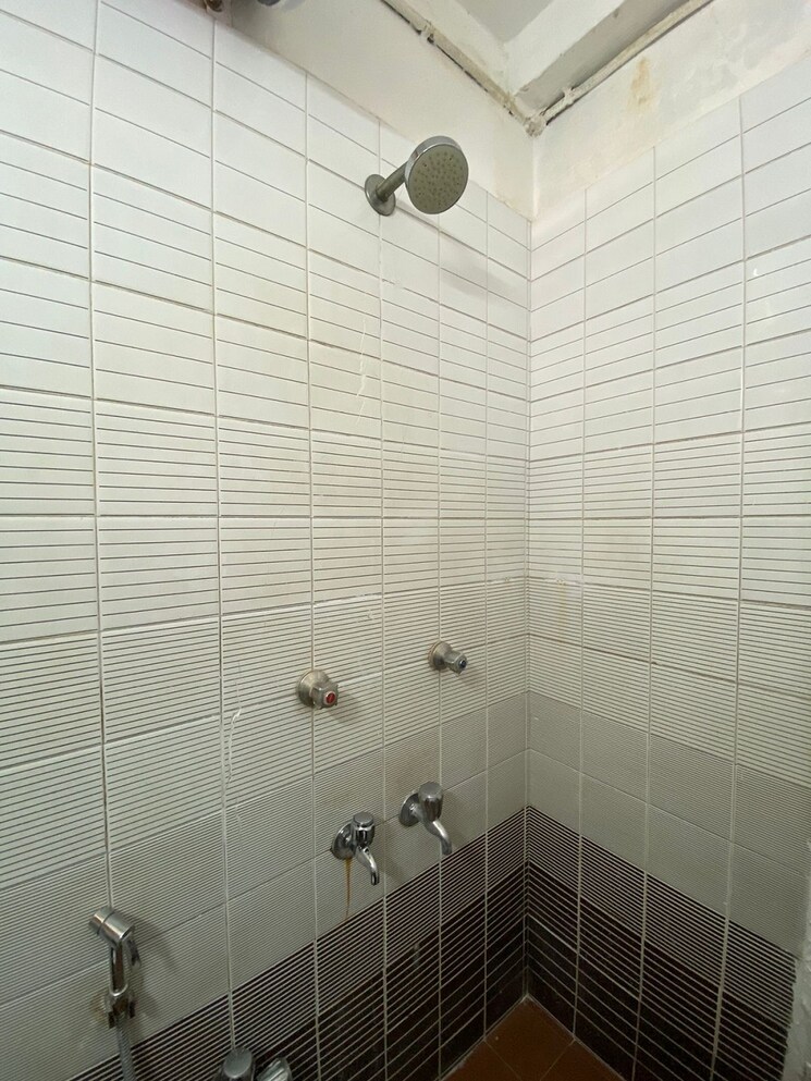 Bathroom, khar west 3 Bedroom 1100 Sq.Ft. Apartment In Khar West Mumbai 9519784