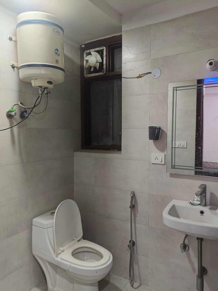 Bathroom, chattarpur 3 Bedroom 1150 Sq.Ft. Builder Floor In Chattarpur Delhi 9519904