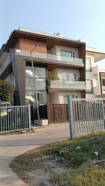 5 BHK Builder Floor For Rent in Aerocity