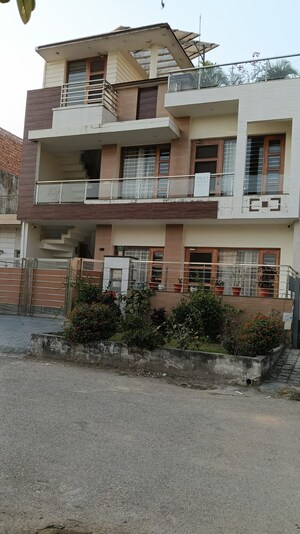 3 BHK Builder Floor For Rent in Aerocity