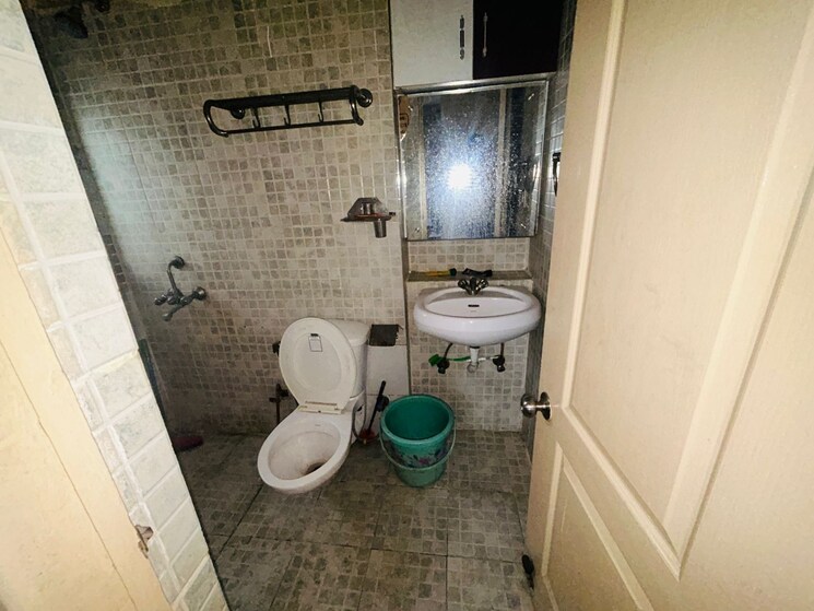 Bathroom, paras-tierea 3 Bedroom 1285 Sq.Ft. Apartment In Sector 137 Noida 9520022