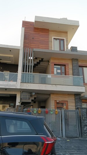 3 BHK Builder Floor For Rent in Aerocity