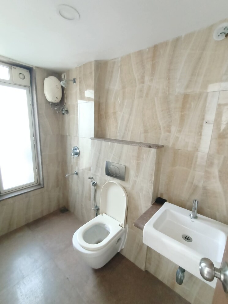 Bathroom, lodha-amara 2 Bedroom 900 Sq.Ft. Apartment In Kolshet Road Thane 9520026