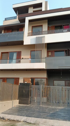 3 BHK Builder Floor For Rent in Aerocity