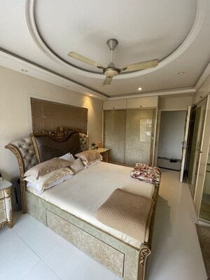 Master Bedroom in 3 BHK Apartment at Khar West – for Rent