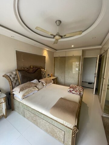 Master Bedroom in 3 BHK Apartment at Khar West – for Rent