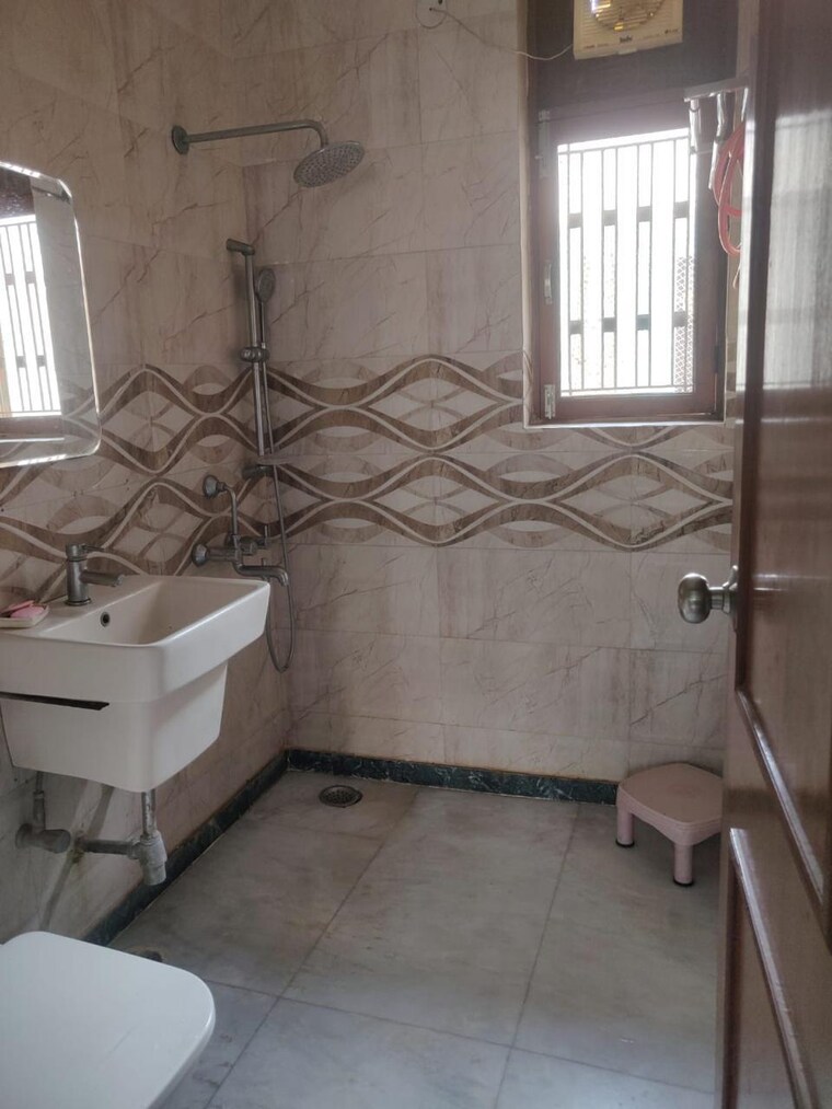 Bathroom, sector 23 1 Bedroom 400 Sq.Ft. Independent House In Sector 23 Gurgaon 9520144