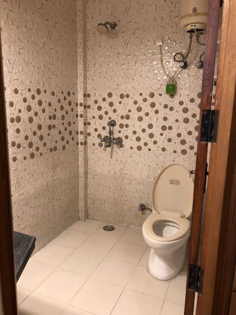 Bathroom, sector 23 1 Bedroom 400 Sq.Ft. Independent House In Sector 23 Gurgaon 9520144