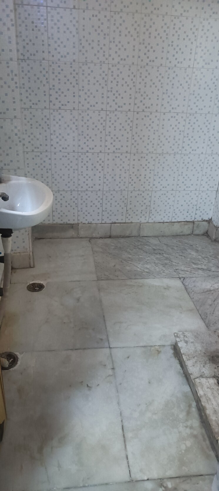 Bathroom, vaishali sector 5 3 Bedroom 1300 Sq.Ft. Builder Floor In Vaishali Sector 5 Ghaziabad 9520257