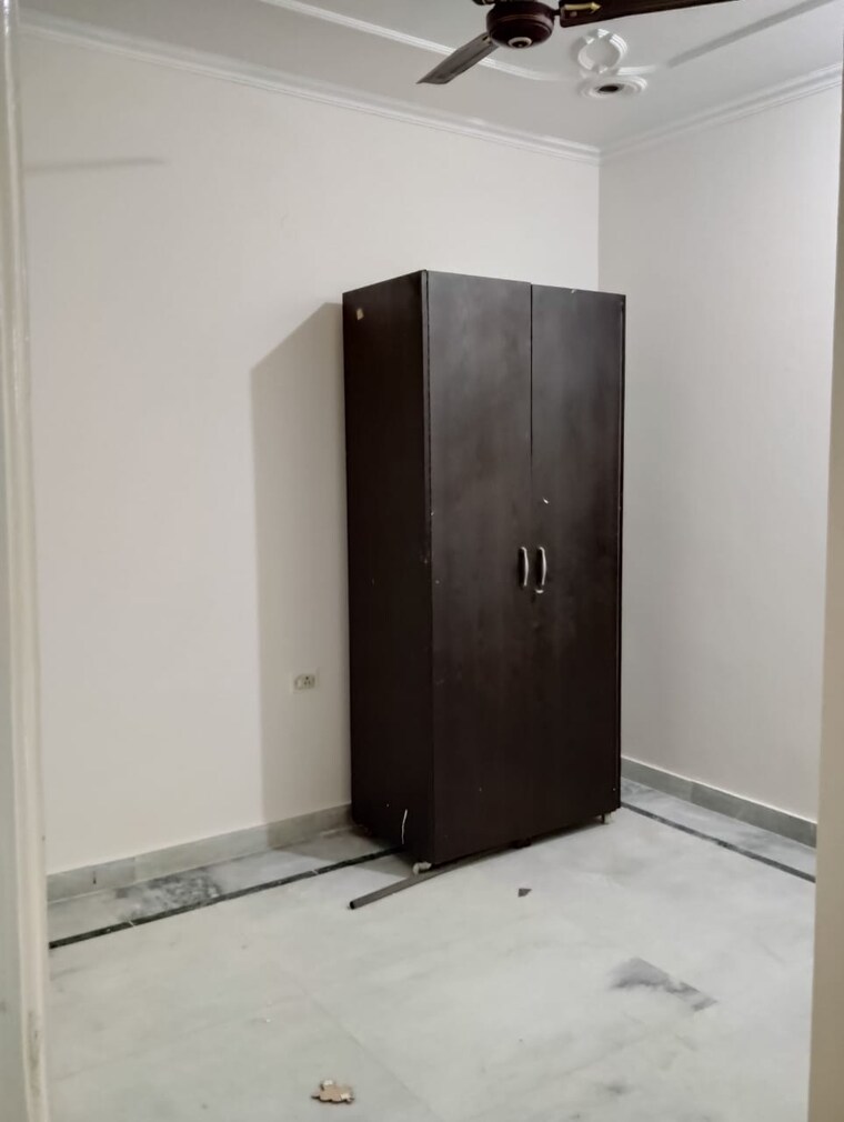 Room, sector 17 2 Bedroom 2150 Sq.Ft. Independent House In Sector 17 Faridabad 9520529