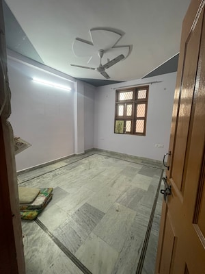 Room in 2.5 BHK Builder Floor at Acharya Niketan – for Rent