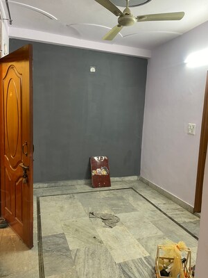 Furnished Amenities in 2.5 BHK Builder Floor at Acharya Niketan – for Rent