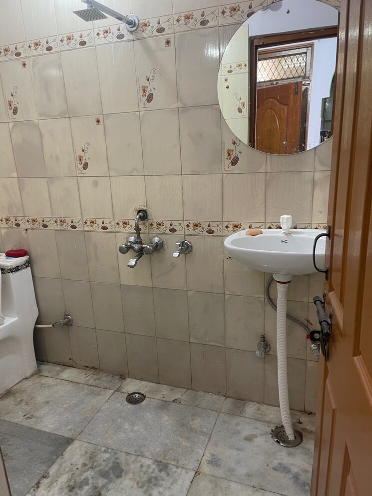 Bathroom, acharya niketan 2.5 Bedroom 650 Sq.Ft. Builder Floor In Acharya Niketan Delhi 9520593