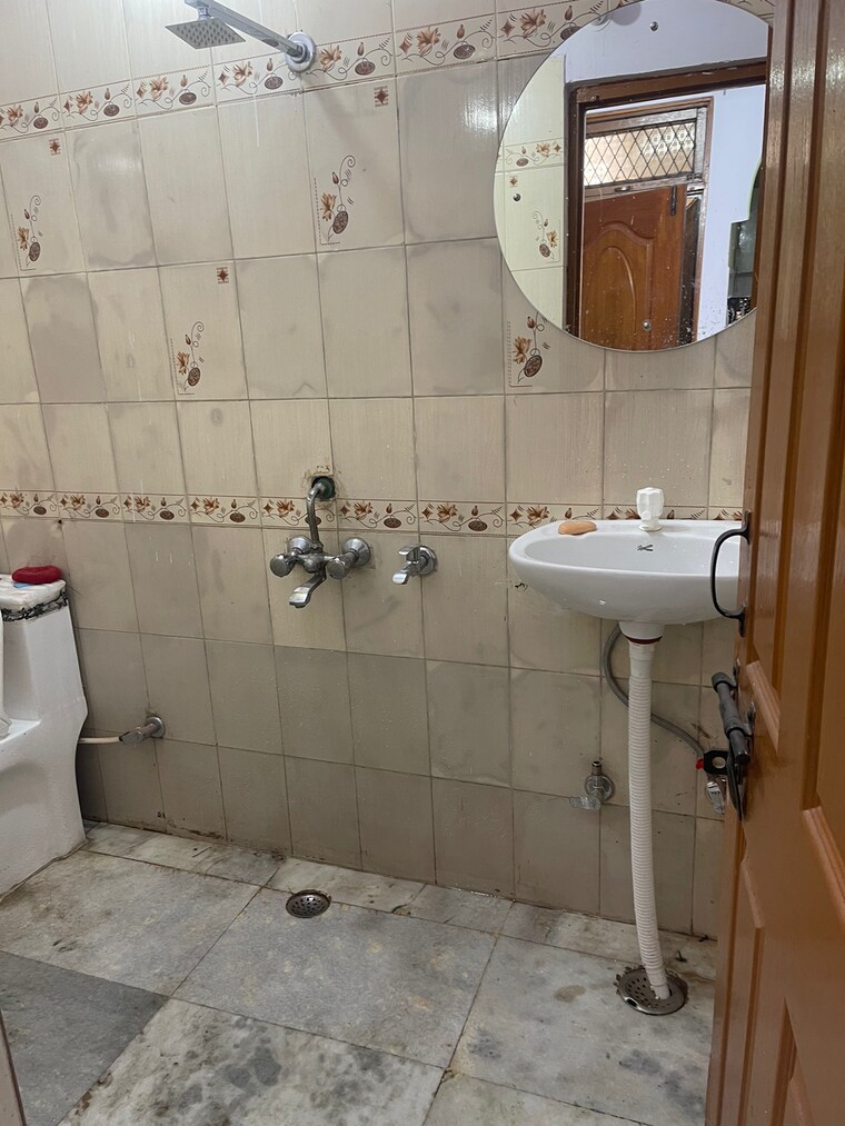 Bathroom, acharya niketan 2.5 Bedroom 650 Sq.Ft. Builder Floor In Acharya Niketan Delhi 9520593