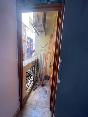 Furnished Amenities in 2.5 BHK Builder Floor at Acharya Niketan – for Rent