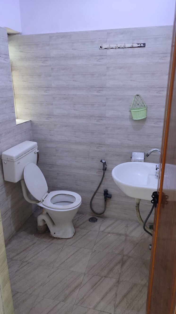 Bathroom, mayur vihar 1.5 Bedroom 750 Sq.Ft. Apartment In Mayur Vihar Delhi 9520599