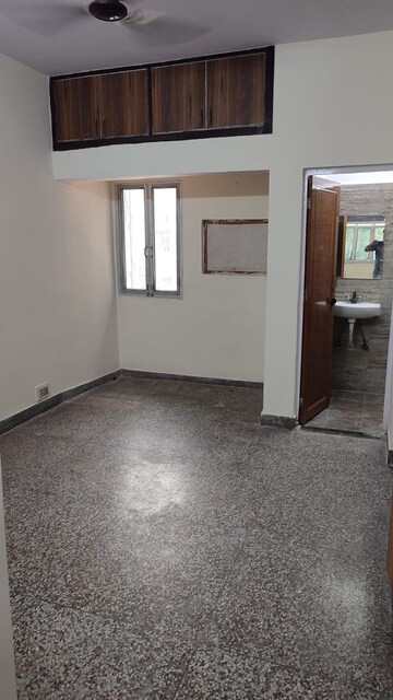 Room in 1.5 BHK Apartment at Mayur Vihar – for Rent