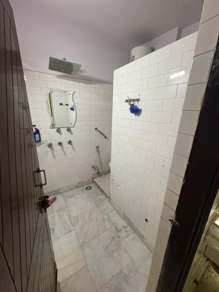 Bathroom, kalkaji 2 Bedroom 1000 Sq.Ft. Builder Floor In Kalkaji Delhi 9520622