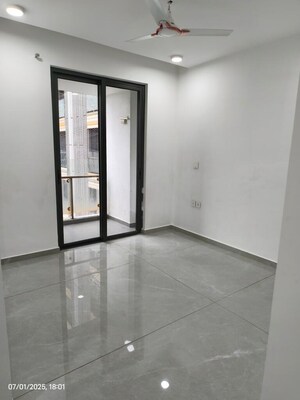 Room in 3 BHK Apartment at Lodha Primo, Parel – for Rent