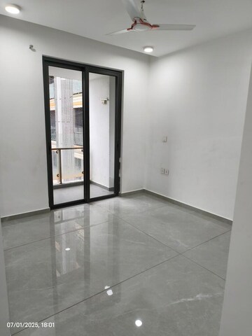 Room in 3 BHK Apartment at Lodha Primo, Parel – for Rent