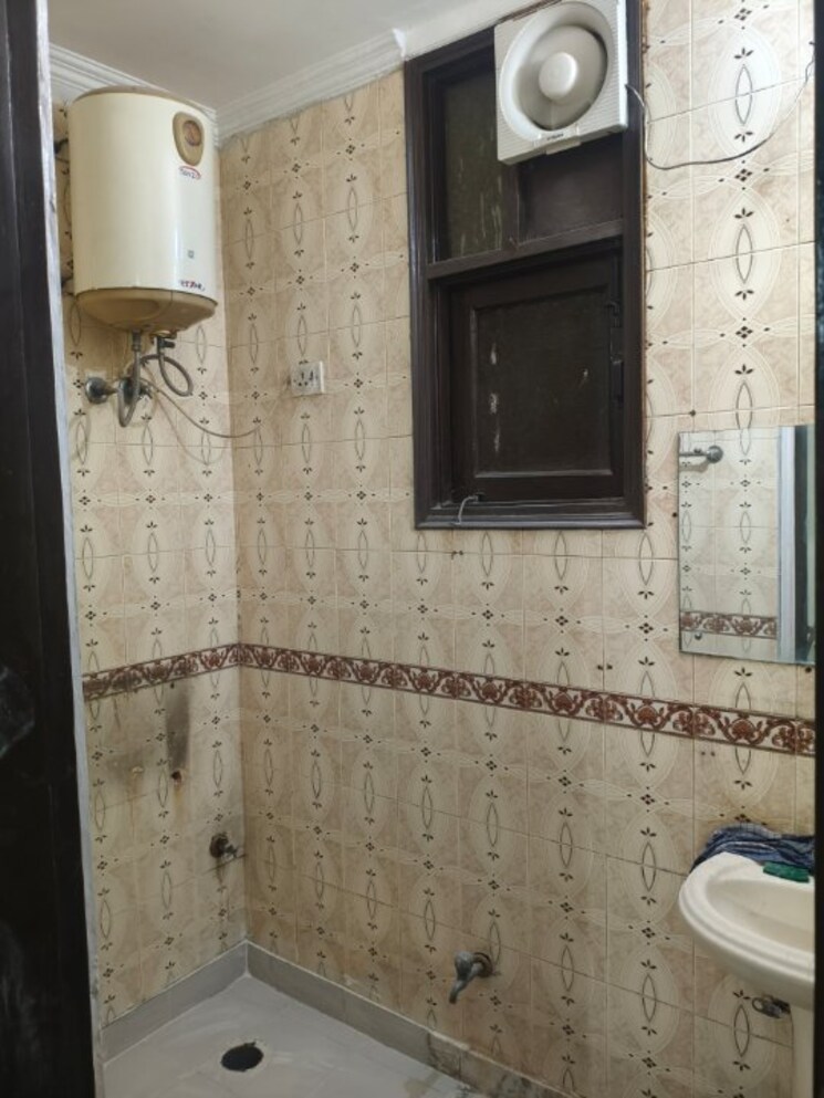 Bathroom, panchsheel vihar 3 Bedroom 120 Sq.Yd. Builder Floor In Panchsheel Vihar Delhi 9520618