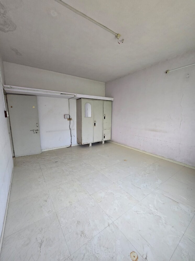 Room, new vip road 2 Bedroom 800 Sq.Ft. Independent House In New Vip Road Vadodara 9520626