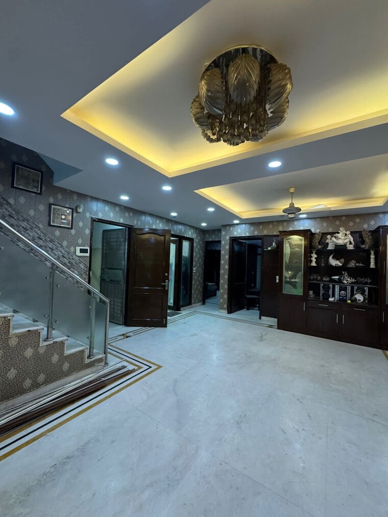 Gym, shivalik colony 4 Bedroom 200 Sq.Yd. Builder Floor In Shivalik Colony Delhi 9520685