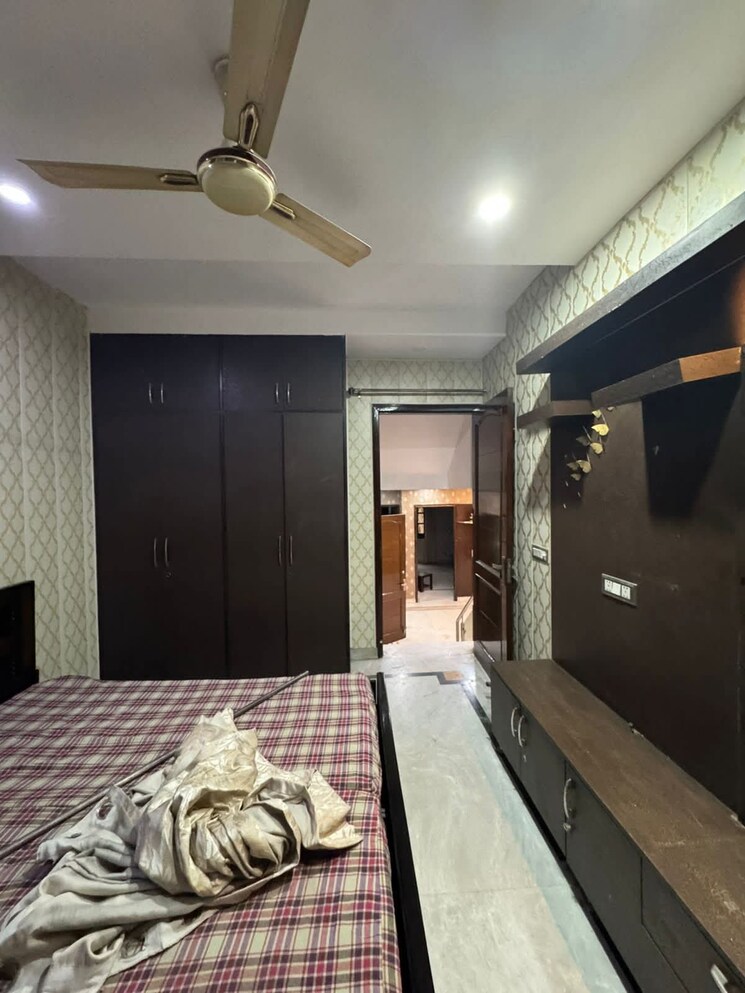 Bedroom, shivalik colony 4 Bedroom 200 Sq.Yd. Builder Floor In Shivalik Colony Delhi 9520685