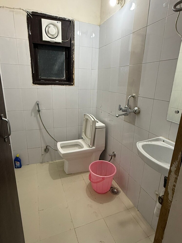 Bathroom, raheja-atlantis 1 RK 225 Sq.Ft. Apartment In Sector 31 Gurgaon 9520690