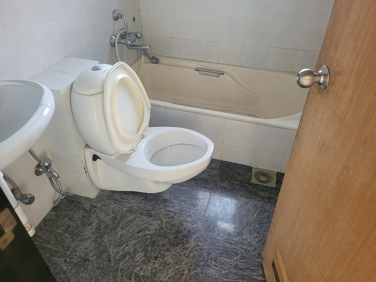 Bathroom, swojas-suman 3 Bedroom 1800 Sq.Ft. Apartment In Law College Road Pune 9520717
