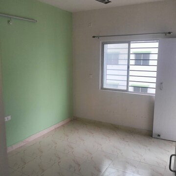 Room in 2 BHK Apartment at Sushant Golf City – for Rent