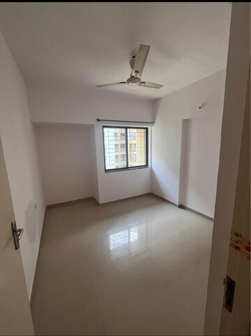 Room in 2 BHK Apartment at Kalpataru Serenity, Manjari – for Rent