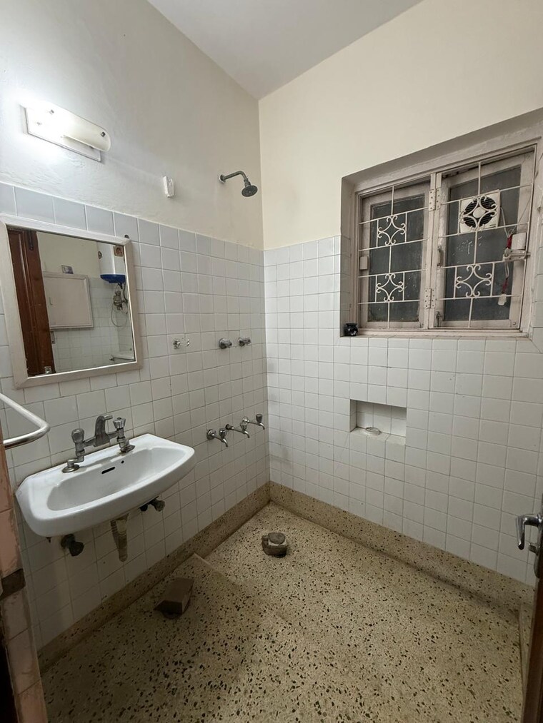 Bathroom, kalkaji 1 Bedroom 1000 Sq.Ft. Builder Floor In Kalkaji Delhi 9520814