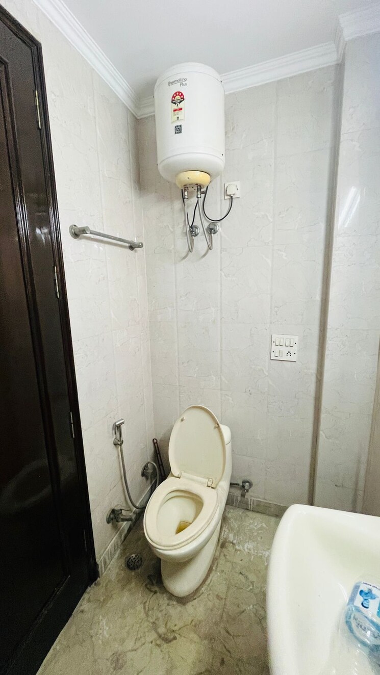 Bathroom, kalkaji 2 Bedroom 900 Sq.Ft. Builder Floor In Kalkaji Delhi 9520824
