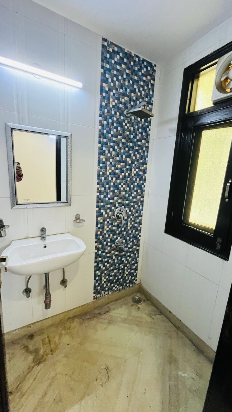 Bathroom, kalkaji 2 Bedroom 900 Sq.Ft. Builder Floor In Kalkaji Delhi 9520824