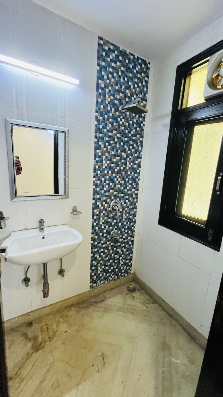 Bathroom, kalkaji 2 Bedroom 900 Sq.Ft. Builder Floor In Kalkaji Delhi 9520824