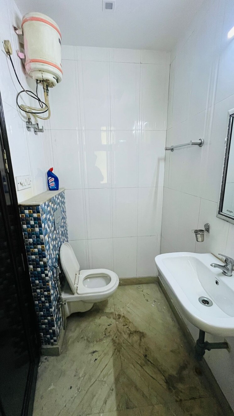 Bathroom, kalkaji 2 Bedroom 900 Sq.Ft. Builder Floor In Kalkaji Delhi 9520824