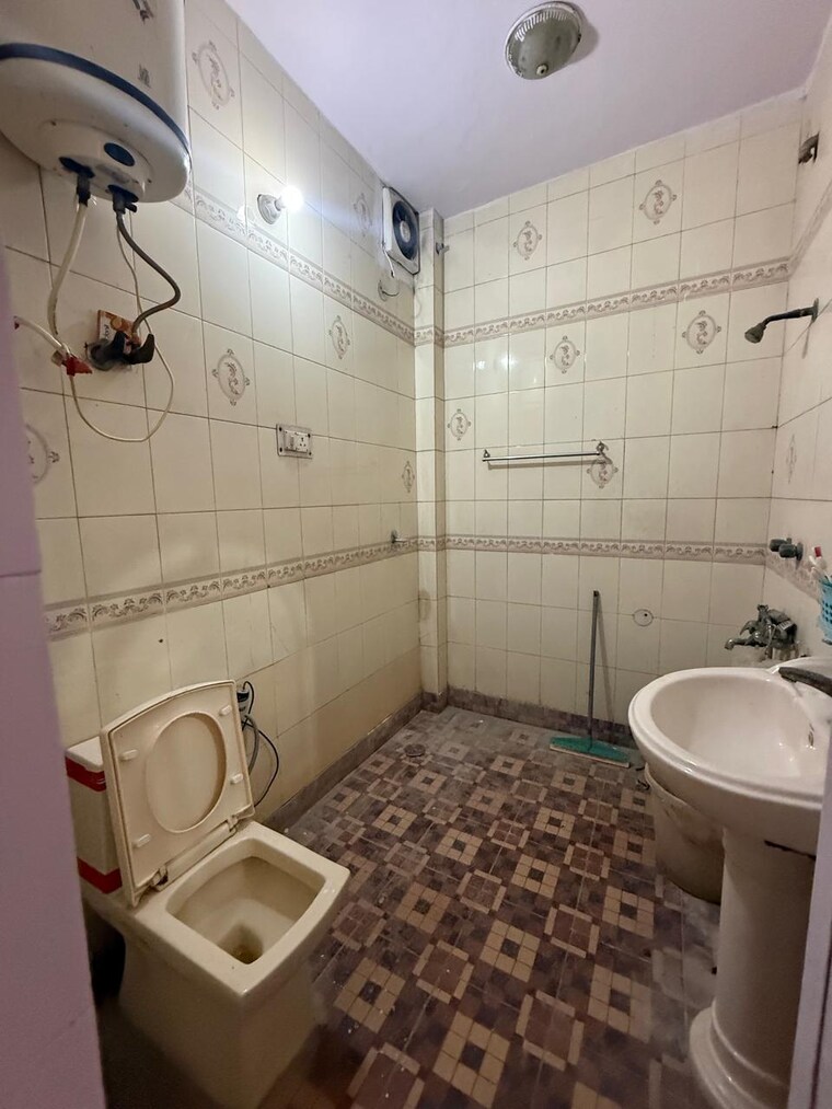 Bathroom, kalkaji 1 Bedroom 1000 Sq.Ft. Builder Floor In Kalkaji Delhi 9520836