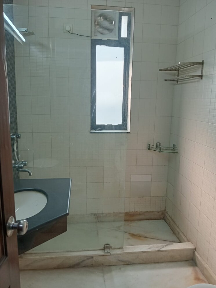 Bathroom, sarvapriya vihar 3 Bedroom 1700 Sq.Ft. Builder Floor In Sarvapriya Vihar Delhi 9520849