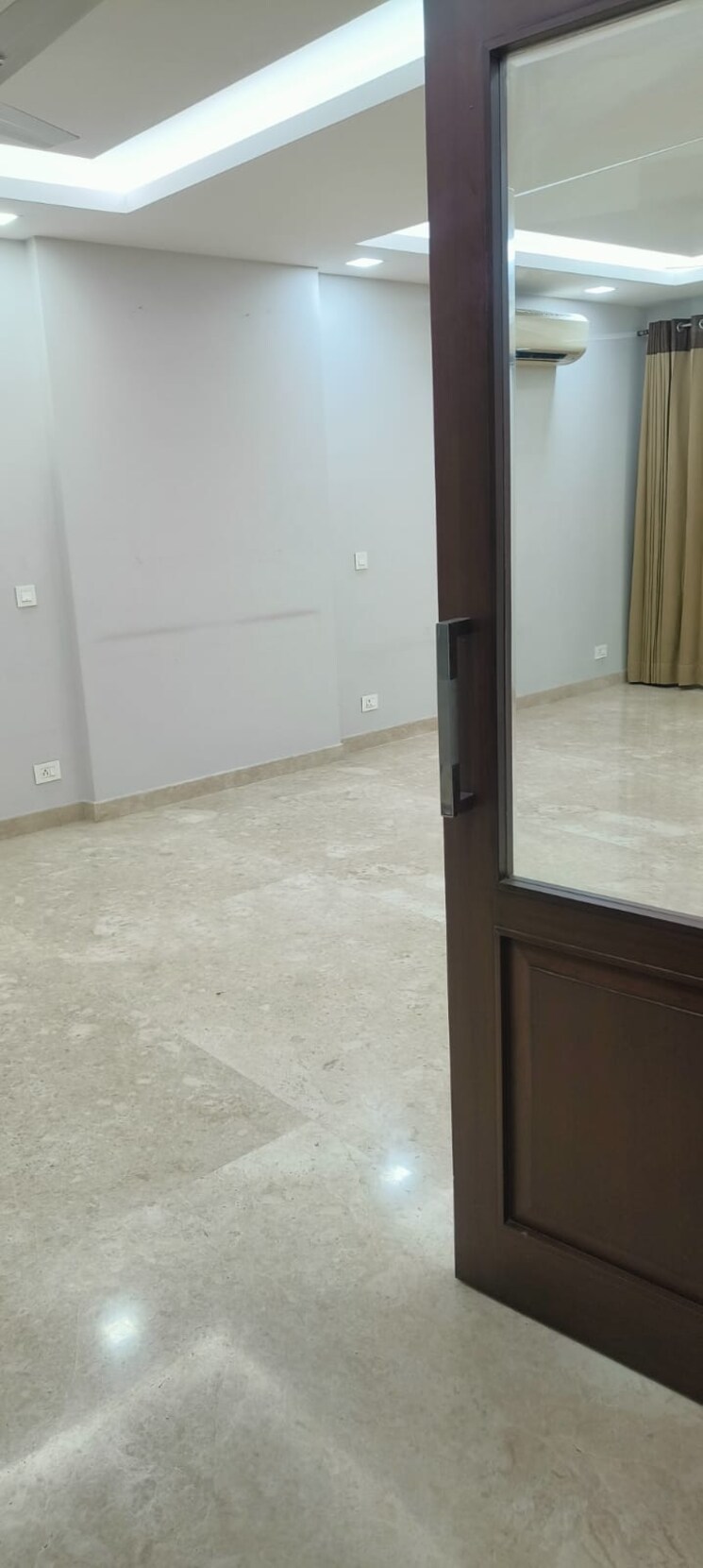 Room, defence colony 3 Bedroom 2500 Sq.Ft. Builder Floor In Defence Colony Delhi 9520866