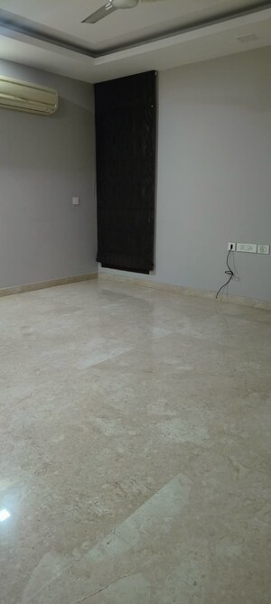 Room in 3 BHK Builder Floor at Defence Colony – for Rent