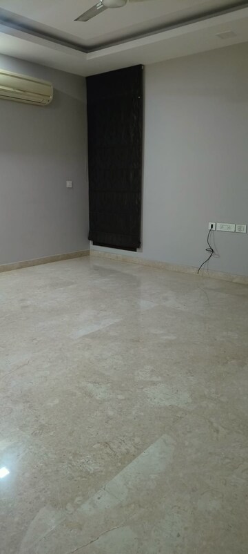 Room in 3 BHK Builder Floor at Defence Colony – for Rent